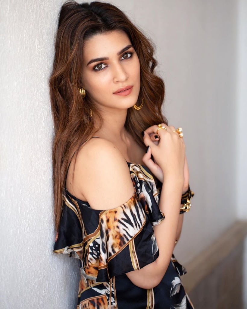 Kriti Sanon Beautiful Photos With Dressing Styles